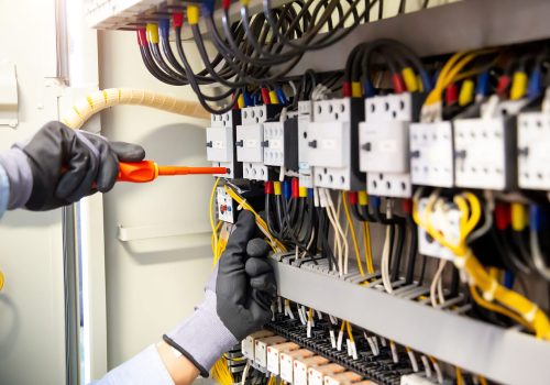 electricistas-trabajan-conectar-cables-electricos-sistema-tablero-distribucion-sistema-electrico-gabinete-control